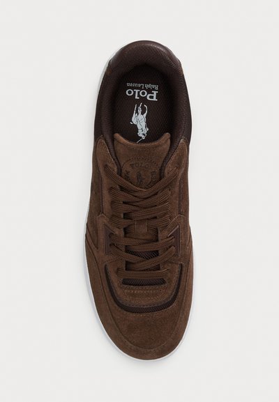 Sneakers din suede maroniu cu accente din plasă, vârf rotund și șireturi plate. Au un logo pe limbă și o talpă texturată de culoare albă.