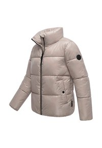 Giacca puffer beige chiaro con colletto alto, chiusura a zip e tasche laterali. Presenta una texture liscia e lucida con un accento del logo nero.