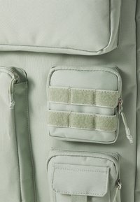 Nike Performance UTILITY ELITE - Sac à dos - jade horizon/oil green