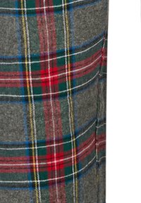 Grijze wollen stof met een ruitpatroon. Kleuren zijn onder andere groen, rood, blauw en geel. Gestructureerde afwerking met duidelijke ruitaccenten.