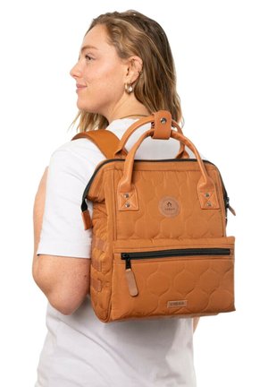 Bruine gewatteerde rugzak met dubbele handvatten, verstelbare schouderbanden, een voorzak met rits en een logo patch. Textuur materiaal met een gladde afwerking.