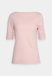 Camisa entallada de manga corta en rosa claro, con mangas remangadas y un amplio escote redondo sobre un fondo liso.