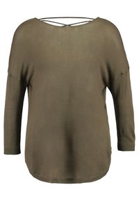 Oliwkowy sweter z szerokim dekoltem, rękawami o długości trzech ćwierci i krzyżującymi się detalami na plecach. Teksturowany materiał dzianinowy z prążkowanym wykończeniem.