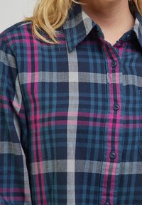 Marintrutigt knäppskjorta med nyanser av rosa, teal och grått; tillverkad av texturerad tyg med standardkrage och bröstficka.