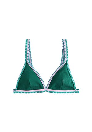 Kobieta ubrana w zielony dół od bikini z różowym i niebieskim przeszyciem oraz dopasowany top bikini, widziana od tyłu.
