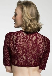 Burgunderfarbener Spitzen-Top mit kurzen Ärmeln, das Blumenmuster und einen gewellten Saum zeigt und eine durchsichtige Textur aufweist.