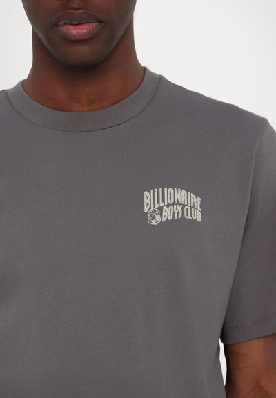 Grijze katoenen t-shirt met een ronde hals en korte mouwen, voorzien van een wit gedrukt logo op de borst. Soepele textuur, casual pasvorm.