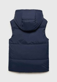 Mornarsko modra brezrokavnik s kapuco. Ima kviltane sekcije in gladko teksturo, zasnovan za toploto in udobje.