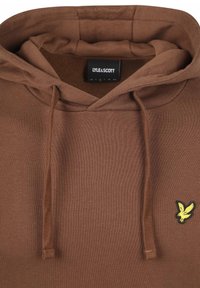 Bruine hoodie met trekkoorden, Lyle & Scott-label aan de binnenkant van de kraag en een klein geel vogelplaatje op de borst.