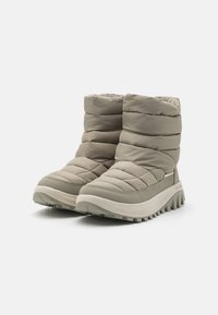 Taupe isolierte Stiefel mit quiltiertem Stoff, flexiblem Obermaterial und strukturiertem Gummisohlen für besseren Halt. Mit gepolstertem Knöchel für zusätzlichen Komfort.
