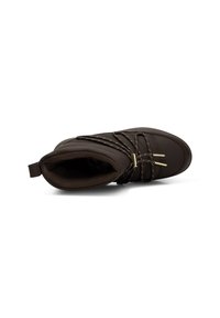 Bota marrón de tobillo con punta redondeada, interior acolchado y herrajes en tono dorado. Presenta cordones decorativos y una lengüeta para ponerla fácilmente.