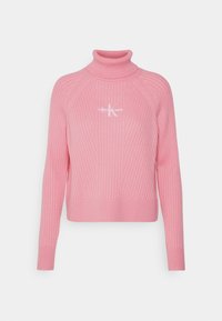 Růžový žebrovaný rolákový svetr s dlouhými rukávy a přiléhavým lemem. Uprostřed vpředu je bílý nápis Calvin Klein Jeans.