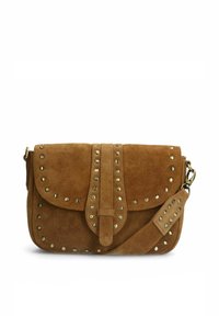 Bruine suede schoudertas met gouden studs, flapsluiting en verstelbare schouderband. Heeft een gladde textuur en rechthoekige vorm.