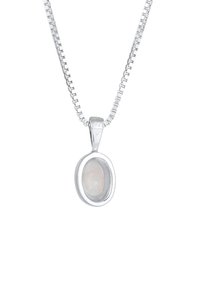 Collana con pendente in argento caratterizzata da una pietra opale ovale incastonata in un elegante bezel, attaccata a una sottile catena con un design a maglia quadrata.