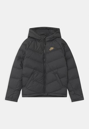 Czarna pikowana kurtka z kapturem, zapinana na frontowy zamek błyskawiczny, z bocznymi kieszeniami oraz złotym logo Nike na lewej piersi.