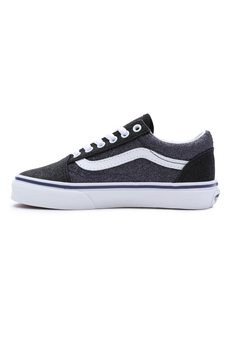 Zapatillas de tela negras y grises con detalles blancos, paneles texturizados, punta redonda, cordones blancos y una suela de goma blanca con borde azul.