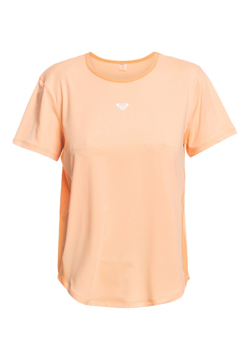 Korte mouwen, lichtoranje sportshirt gemaakt van gladde stof. Heeft een ronde halslijn en een klein wit logo op de borst.