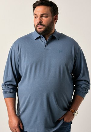 Lange mouwen polo-shirt in lichtblauwe stof, met een kraag, een drie knoopsluiting en een geborduurd logo op de borst.