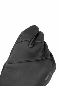 Schwarze Handschuhe aus weichem, dehnbarem Stoff mit glatter Textur. Sie verfügen über ein dreiteiliges Fingerdesign und dezente Nähdetails.