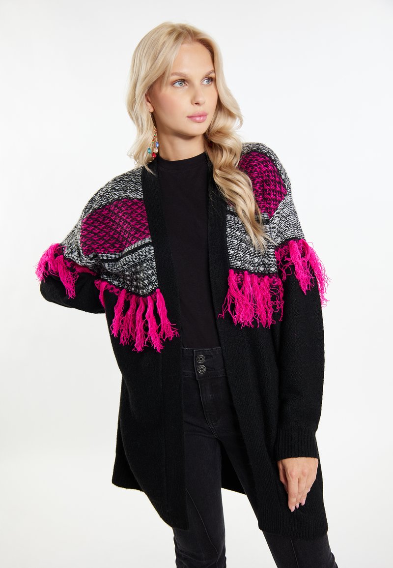 Juodas kardiganas su rožiniais fringo akcentais ir tekstūruotais raštiniais pečių skydeliais pilkos, juodos ir rožinės spalvų. Atviras priekinis dizainas.