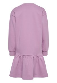 Lila klänning med ett mjukt, texturerat tyg. Långa ärmar, rund hals och en rynkad volangdetalj nederst. Enkelt design.