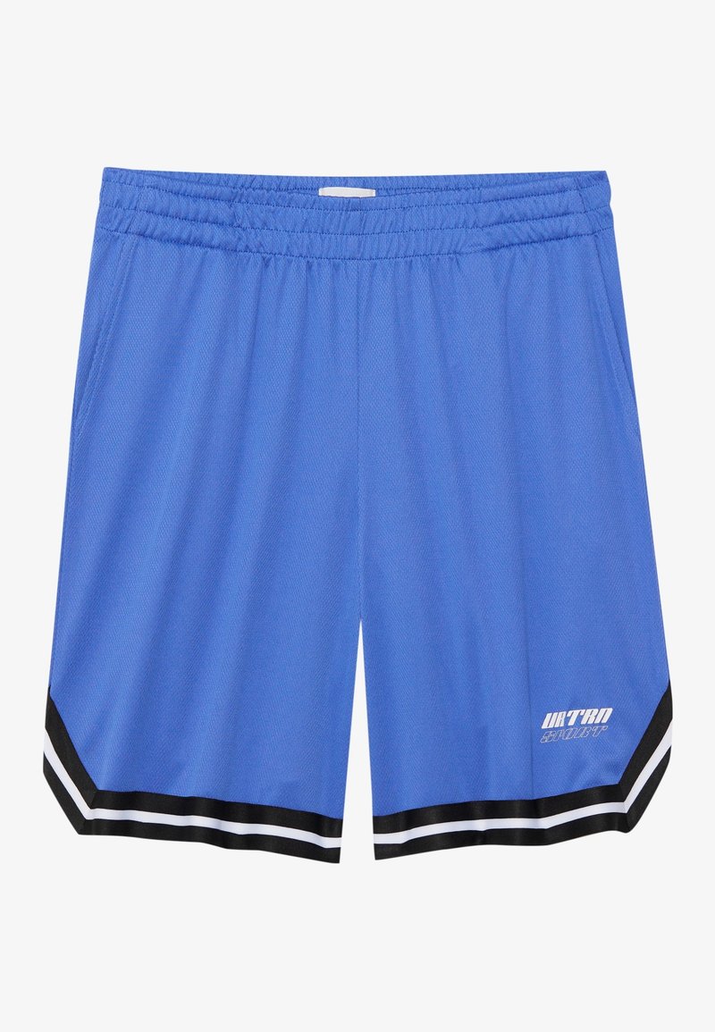 Shorts de sport bleus avec une bordure rayée noir et blanc à l'ourlet et un logo blanc sur la partie inférieure de la jambe droite.