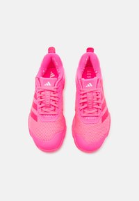 Scarpe da ginnastica di un vivace colore rosa, realizzate in materiali mesh e sintetici, con lacci, linguetta imbottita e dettagli del logo sui lati e sulla linguetta.