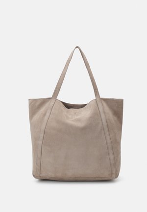 Sac fourre-tout en daim beige avec deux anses d'épaule, forme rectangulaire et corps souple et non structuré.