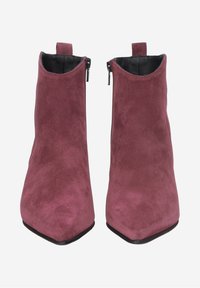 Deux bottines avec un design à bout pointu, fabriquées en daim doux de couleur bourgogne. Présentent une fermeture éclair sur le côté et une doublure intérieure noire.
