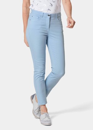 ATELIER 7/8 BELLA AUS  QUALITÄT FÜR VOLLE BEWEGUNGSFREIHEIT - Jeans Slim Fit - himmelblau