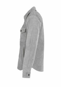 Szürke velúr dzseki galléros nyakkal, oldalsó és mellkasi zsebekkel, gombos mandzsettákkal, sima textúrával és szabott fazonnal.