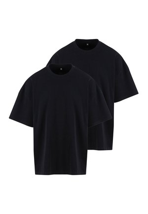 Zwei schlichte schwarze T-Shirts mit kurzen Ärmeln und Rundhalsausschnitt, nebeneinander auf weißem Hintergrund dargestellt.