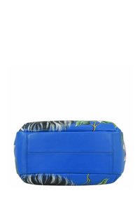 Blaues Lederhandtasche mit floralem Muster. Sie zeichnet sich durch eine rechteckige Form, eine glatte Textur und kontrastierende schwarze und grüne Akzente oben aus.