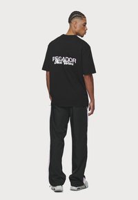 Pegador ALESO TEE - Trükipildiga T-särk - washed black