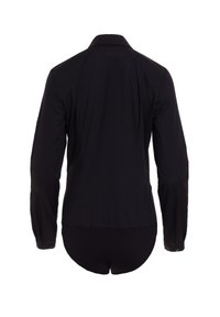 Czarna długa kurtka z długim rękawem i kołnierzykowym dekoltem, o gładkiej fakturze i dopasowanym kroju, z widocznymi detalami ściegów wzdłuż szwów.