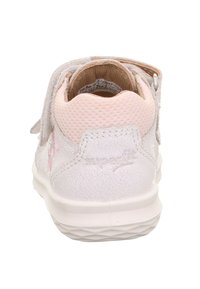Hellgrauer Sneaker mit strukturierter Oberfläche und pinkem Mesh-Fersenbereich, ausgestattet mit einem Klettverschluss und einer gepolsterten Sohle. Sichtbares silbernes Logo-Detail.