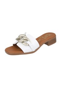 Chancla blanca con dos correas anchas, que presenta un adorno de cadena metálica. Tacón bajo y plantilla color tostado con superficie texturizada.