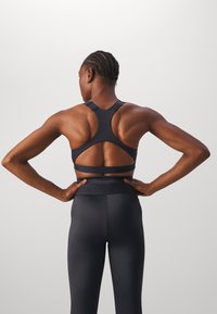 Puma 4KEEPS EVERSCULPT  - Športni modrček s srednjo podporo - black