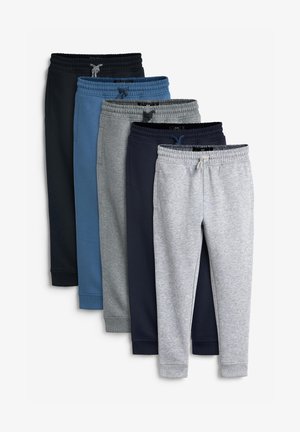 Cinci perechi de pantaloni de trening tapered în culori variate: negru, marin, albastru, gri și gri deschis. Material moale cu talie elastică și manșete.