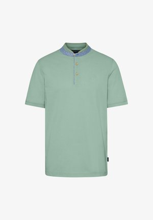 Polo vert à manches courtes avec un col en denim, trois boutons dorés et un petit logo sur la poitrine. Texture lisse et coupe décontractée.