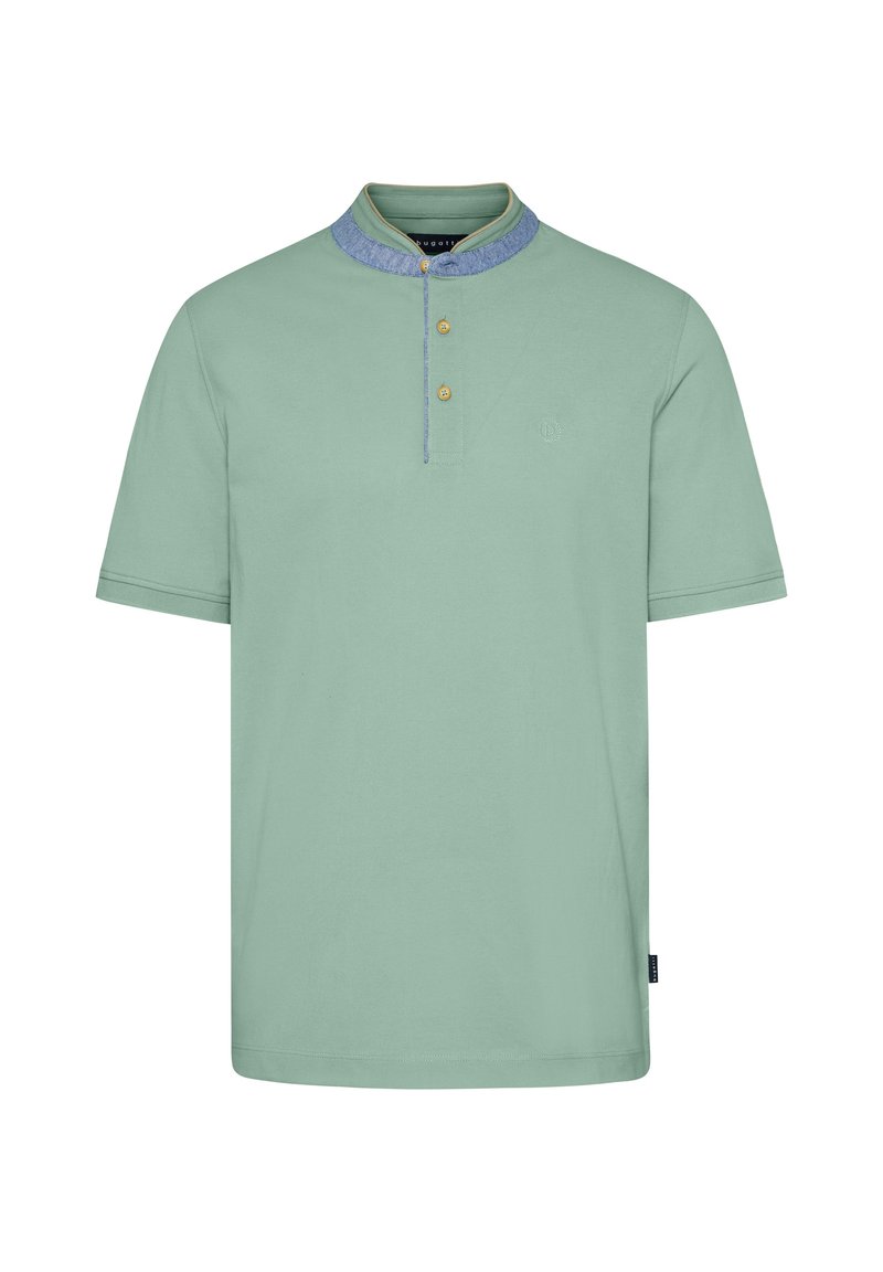 Polo vert à manches courtes avec un col en denim, trois boutons dorés et un petit logo sur la poitrine. Texture lisse et coupe décontractée.