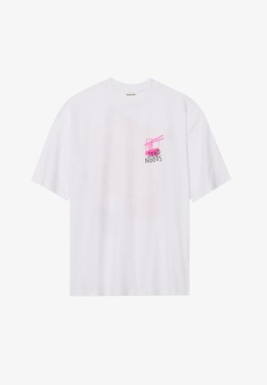 Hvit bomull t-skjorte med grafisk design som har rosa tekst som sier "SEND NOODS" og spisepinner, satt inn i en kvadratisk ramme.