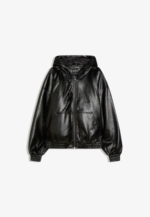 Čierna mikina na zips z umelo vyrobenej kože s textúrovaným vzorom, predným vreckom, elastickými manžetami a nastaviteľnou kapucňou so šnúrkou.