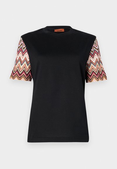 Μαύρο μπλουζάκι με κοντά μανίκια που διαθέτει πολύχρωμο σχέδιο ζιγκ-ζαγκ; στρογγυλή λαιμόκοψη; απαλό ύφασμα, άνετη εφαρμογή και αντίθετο σχέδιο μανικιών.