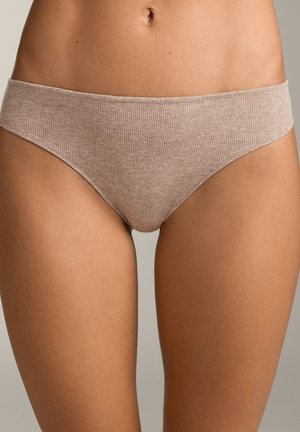 Svetlobéžové plážové nohavičky s ribbed textúrou a jemným povrchom, bezšvovým pásom. Tkanina sa zdá byť elastická a priliehavá.
