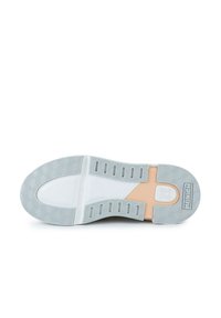 Suola di sneaker bianca con una suola in gomma grigia testurizzata, una sezione centrale beige chiaro e un motivo esagonale per la trazione.