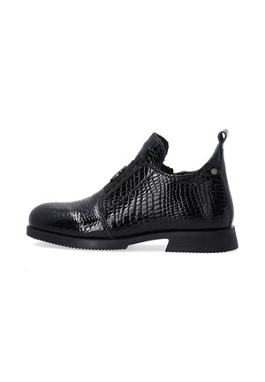 Sort laklæder slip-on sko med krokodilletekstur, lav hæl, elastisk sidepanel og trækstrop bagpå.