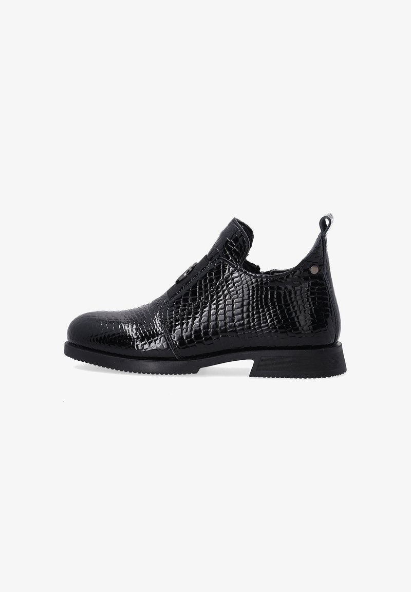 Chaussure en cuir verni noir à enfiler avec texture crocodile, talon bas, panneau élastique sur le côté et languette à l'arrière.
