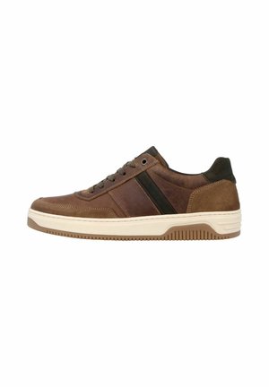 Lage bruine leren sneaker met donkerbruine streep, bijpassende veters en witte rubberen zool met structuur voor grip.