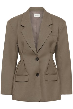 Καφέ ραμμένο σακάκι με γιακά με σχισμή, δύο εμπρόσθιες τσέπες και διπλό κούμπωμα με κουμπιά μπροστά, κατασκευασμένο από λείο ύφασμα με διακριτή υφή.